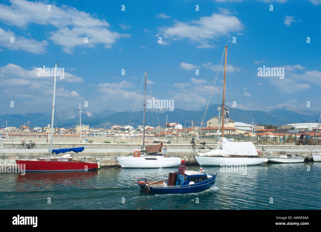 Bateaux dans port, Viareggio, Toscane, Italie Banque D'Images
