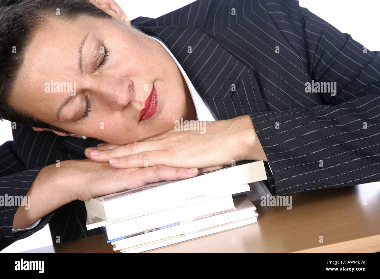 Femme endormie avec des livres Banque D'Images