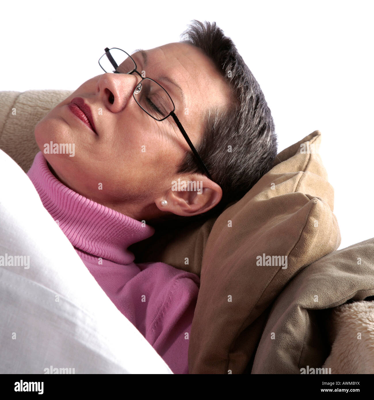 Femme sieste confortablement sur canapé Banque D'Images