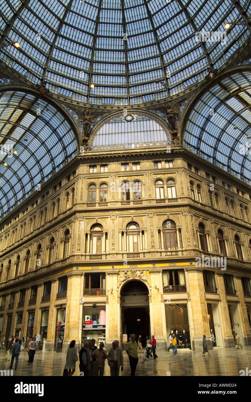 Personnes dans une galerie commerçante, Galleria Umberto I, Naples, Campanie, Italie Banque D'Images