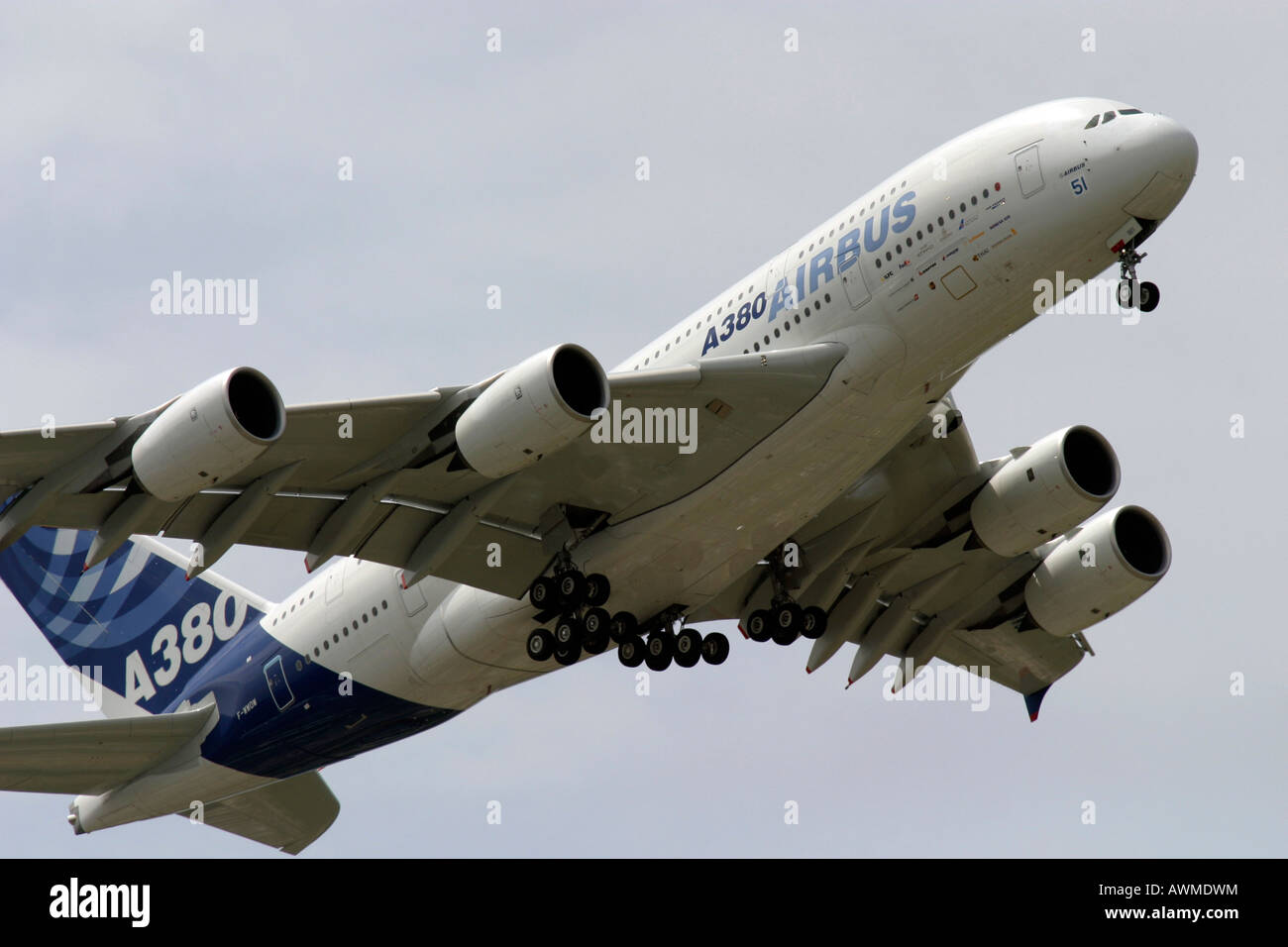 Airbus A 380 volant au-dessus de l'aéroport du Bourget à Paris, France Banque D'Images