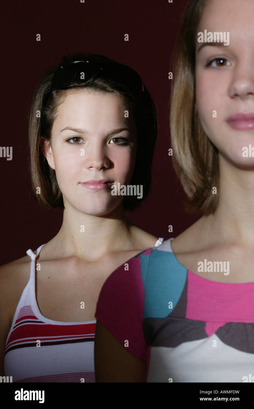 Deux jeunes filles la pré adolescence début de l adolescence smiling Photo Stock Alamy