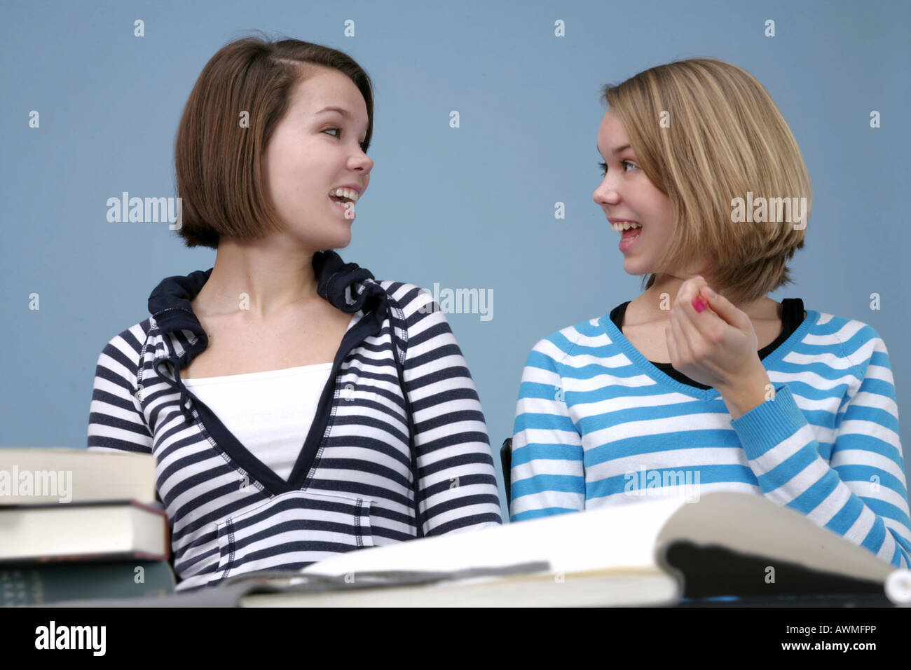 Deux filles de bonne humeur tout en faisant leurs devoirs ensemble Banque D'Images