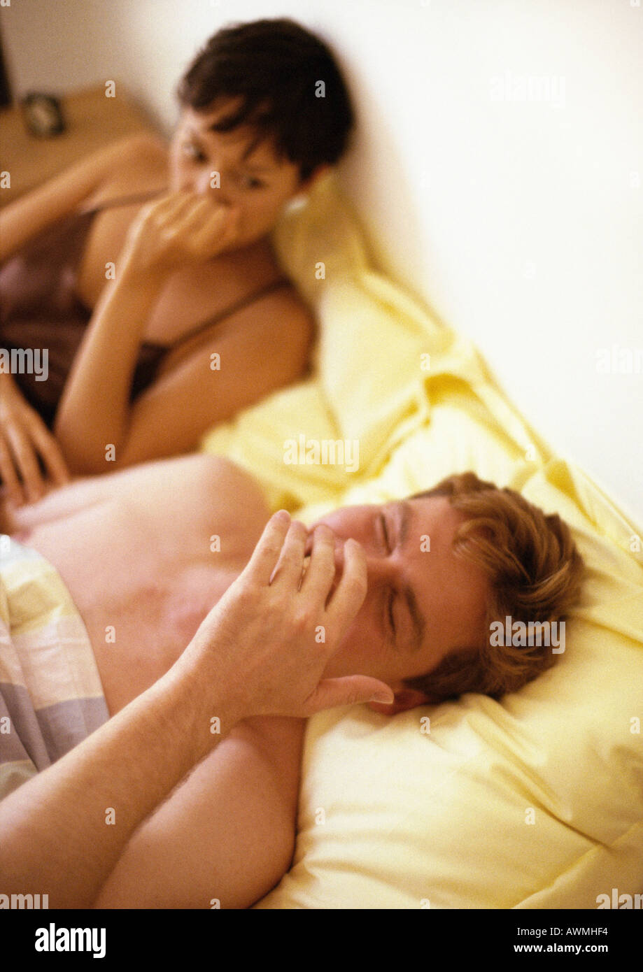Couple Lying in Bed, man tout en femme éclats Banque D'Images