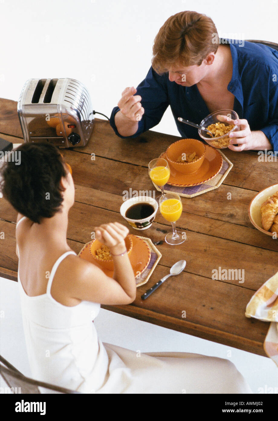 Couple le petit-déjeuner à table, high angle view Banque D'Images