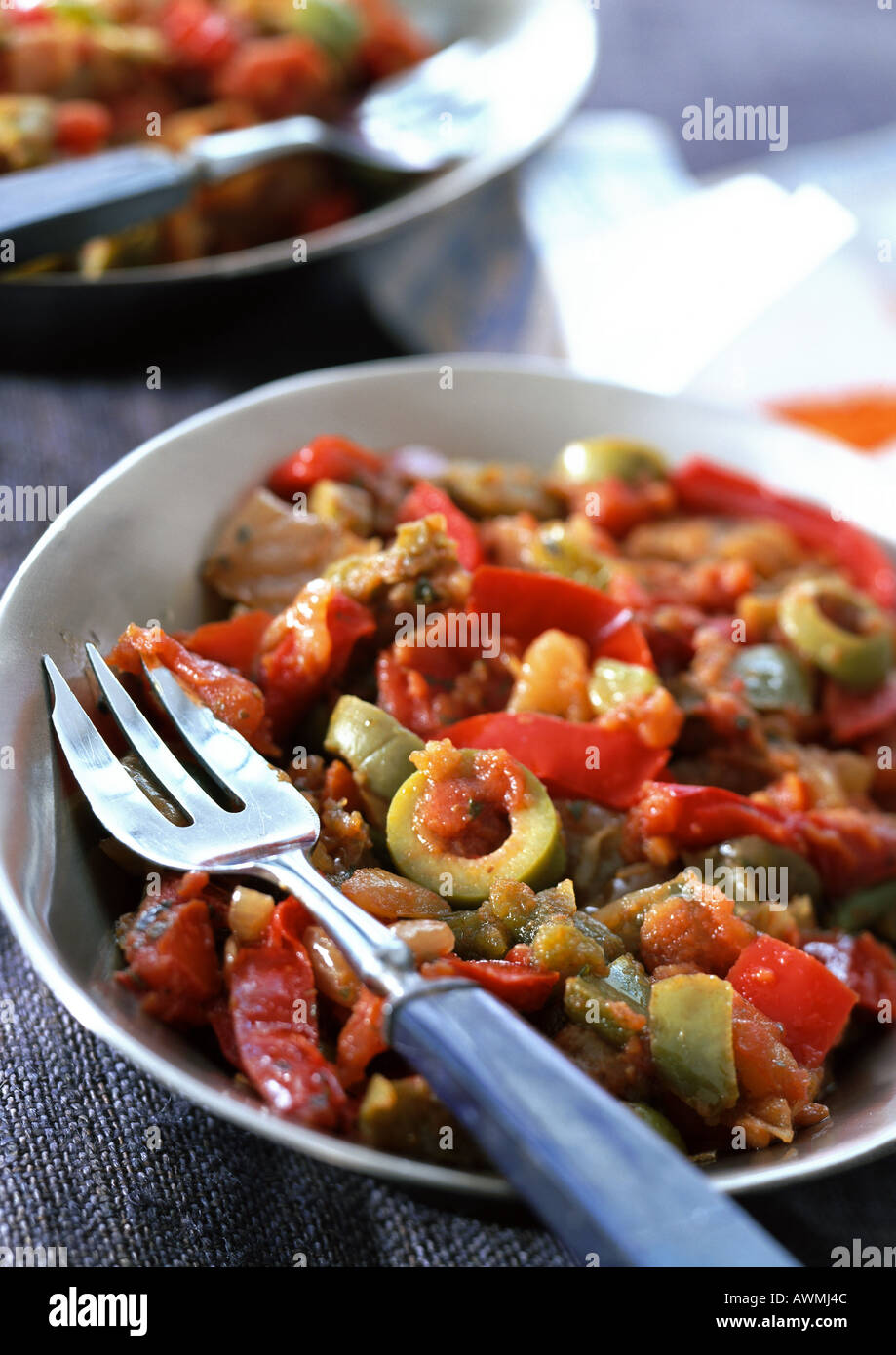 Piperade Basque (plat fait avec des tomates, poivrons et olives), close-up Banque D'Images