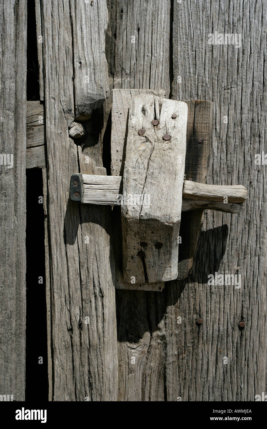 Rustique et de bâtiments traditionnels en pierre avec porte en bois dans la ville portugaise de Rio de lassitude. Banque D'Images
