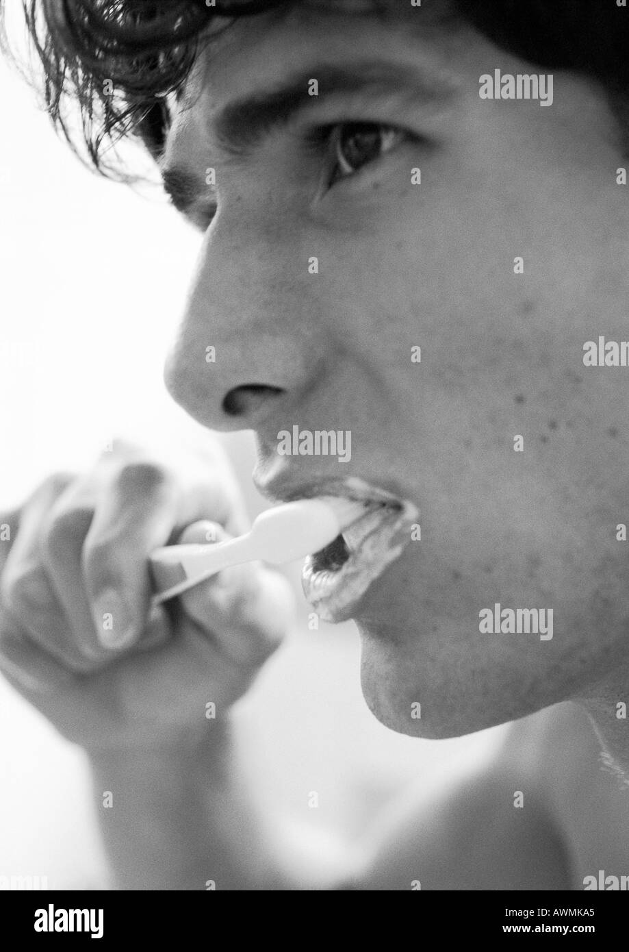 L'homme se brosser les dents, close-up, b&w Banque D'Images