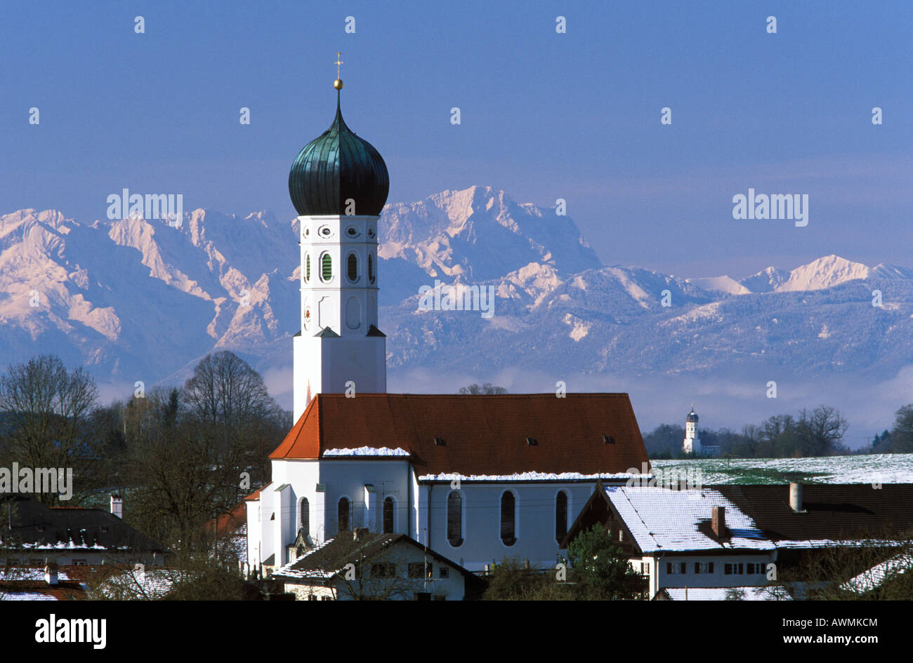 Ville de Muensing, les Alpes en toile de Mt. Zugspitze, Haute-Bavière, Bavaria, Germany, Europe Banque D'Images