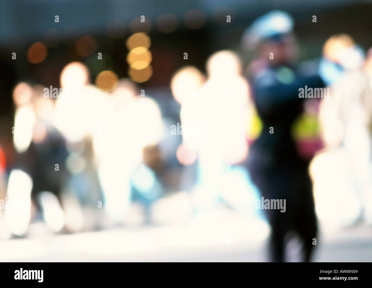 Silhouettes de personnes dans rue, blurred Banque D'Images