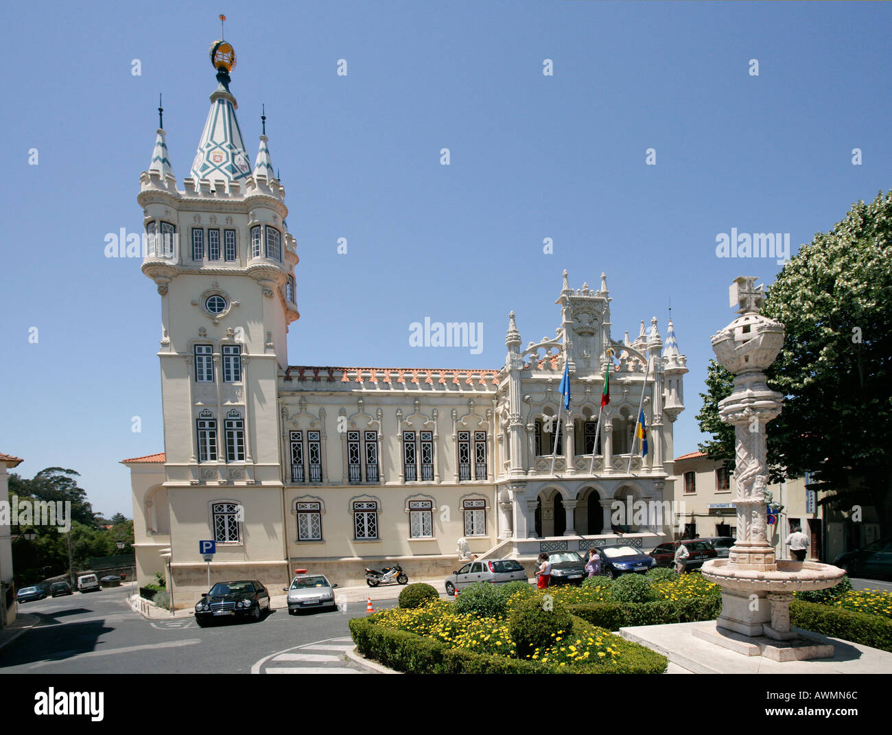 À Sintra au Portugal avec ses nombreux palais et bâtiments de style de vie de voyage de fantaisie même la poste ressemble à un château Banque D'Images