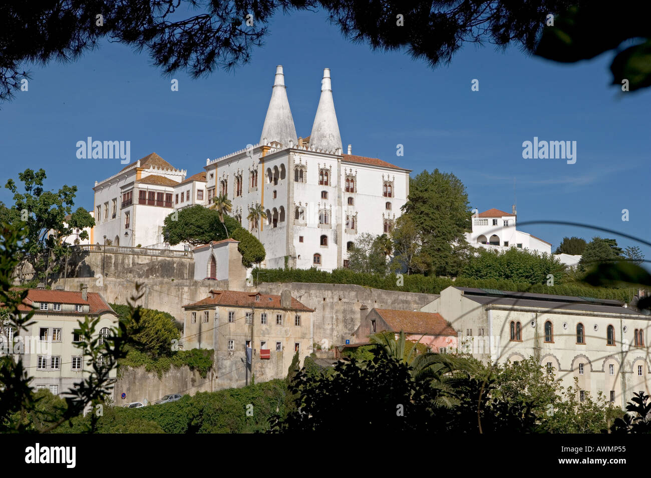 Le Palais National de Sintra Portugal avec ses deux tours coniques. Banque D'Images