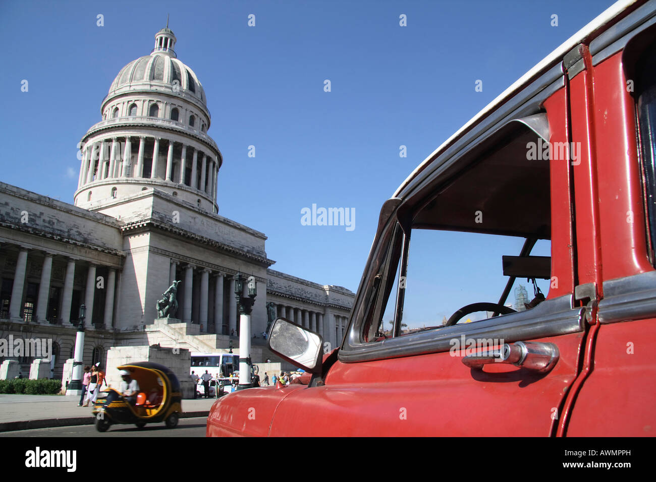 American Vintage voiture en face de la capitale, La Havane, Cuba, Caraïbes Banque D'Images