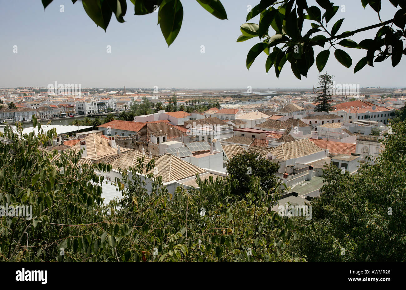 Le village côtier de Tavira, vu de l'enceinte du château dans l'ancienne partie Tavira est sur la côte de l'Algarve au Portugal. Banque D'Images