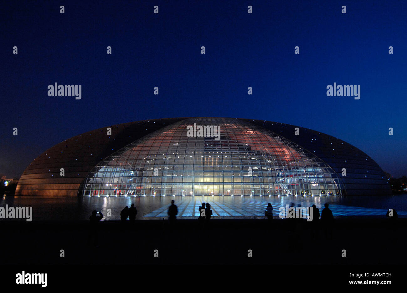 Une vue de la nuit du Grand Théâtre national de Beijing en face du Grand Hall du Peuple, au centre de Pékin. Banque D'Images
