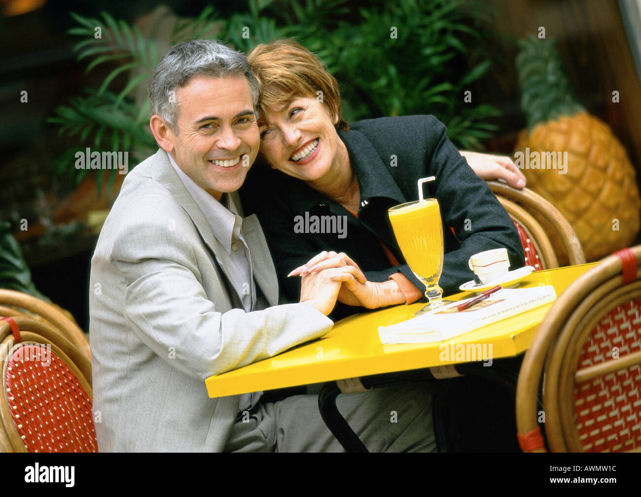 L'homme et la femme assis à table se penchant près l'un de l'autre, portrait Banque D'Images