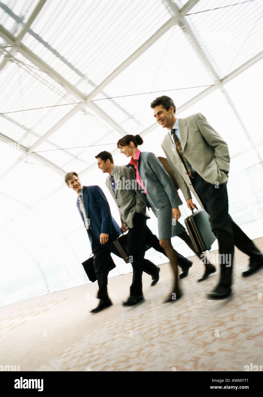Groupe de gens d'affaires à marcher avec porte-documents, à l'intérieur Banque D'Images