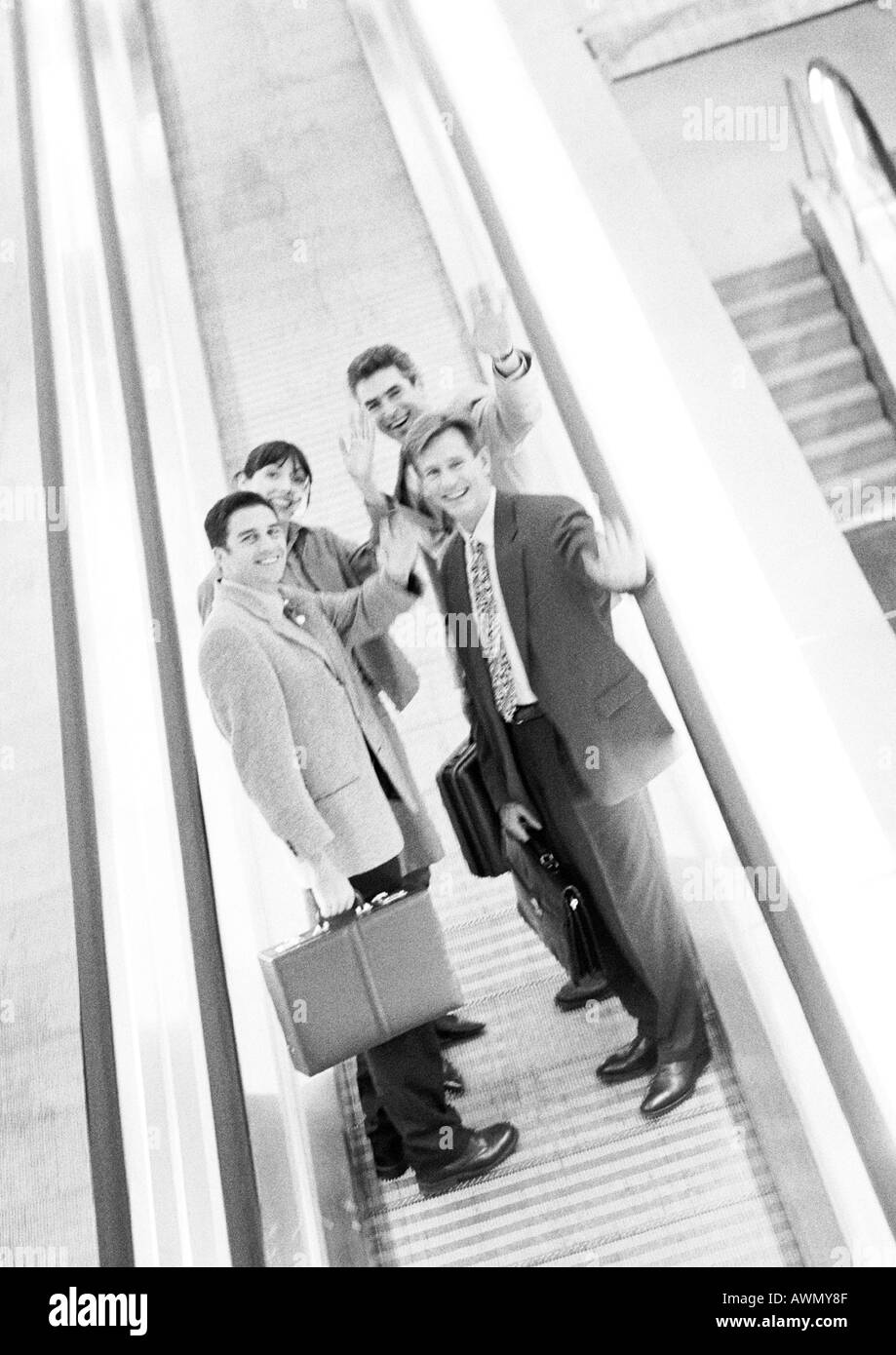 Groupe de gens d'affaires en agitant à appareil photo, floue, b&w. Banque D'Images