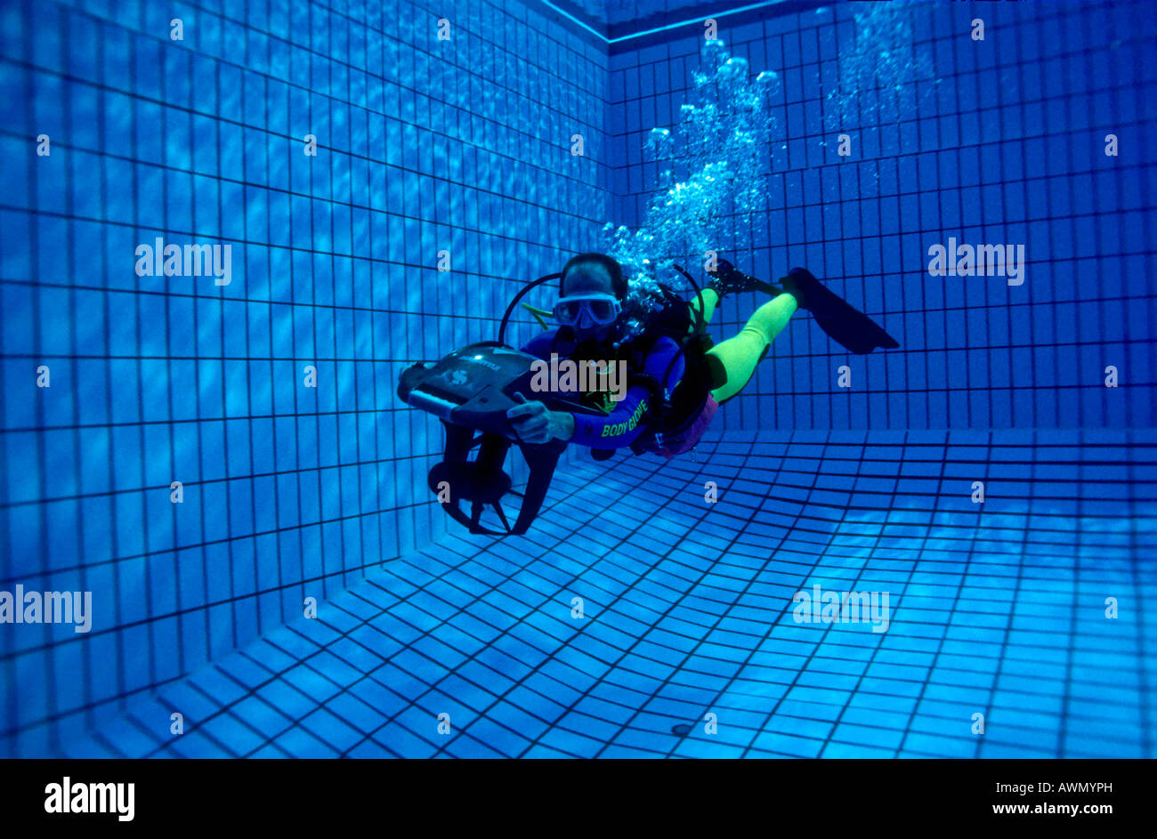 Scuba Diver propulsé par un véhicule propulsion de plongeur (DPV) dans une piscine, l'Allemagne, de l'Europe Banque D'Images