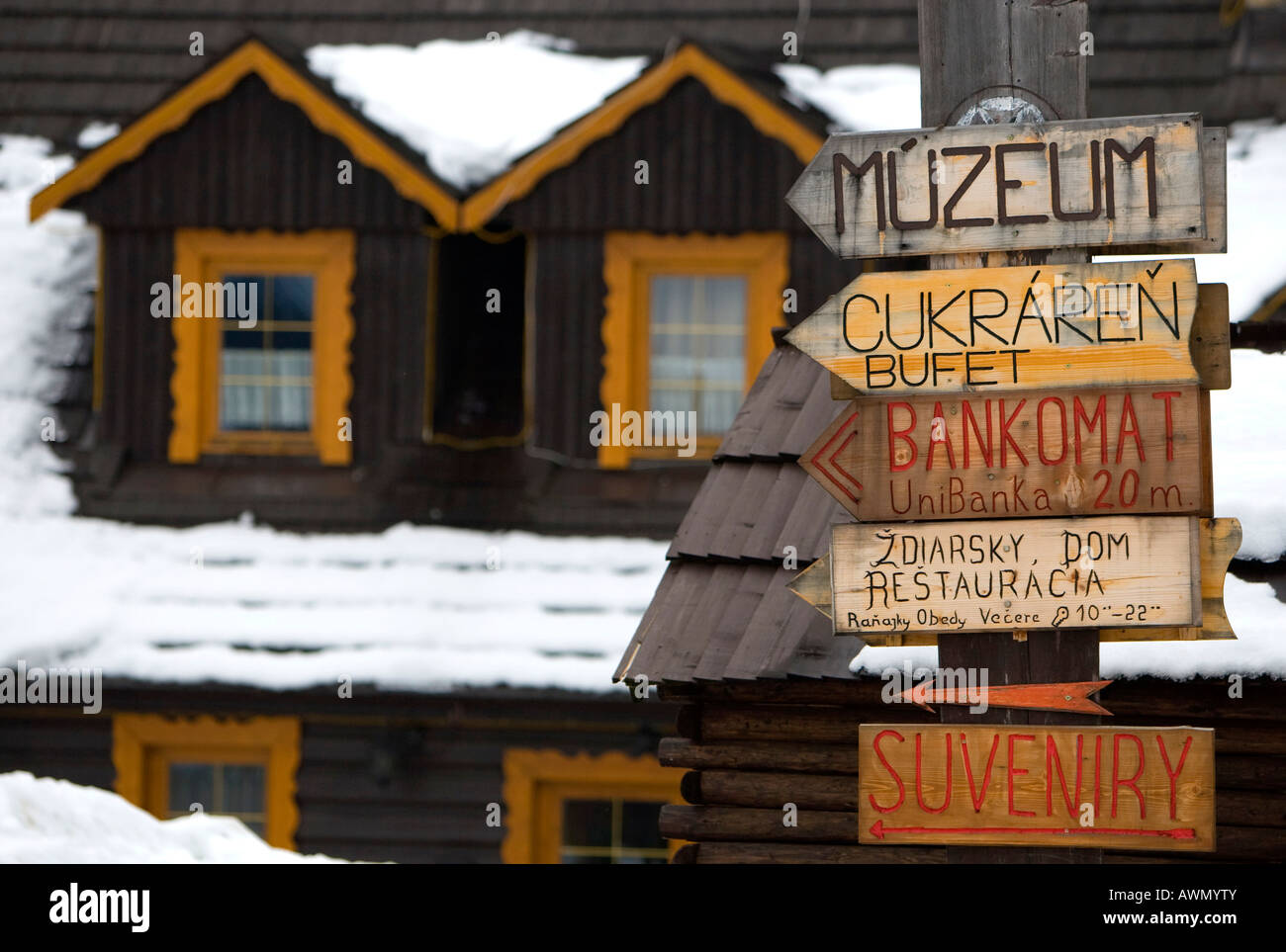 Traditionnellement peints maisons du village de Zdiar, Hautes Tatras, Slovaquie, Europe Banque D'Images