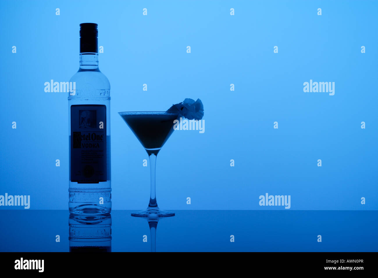 Bouteille d'alcool et d'un cocktail dans un verre Banque D'Images Bouteille d'alcool et d'un cocktail dans un verre Banque D'Images
