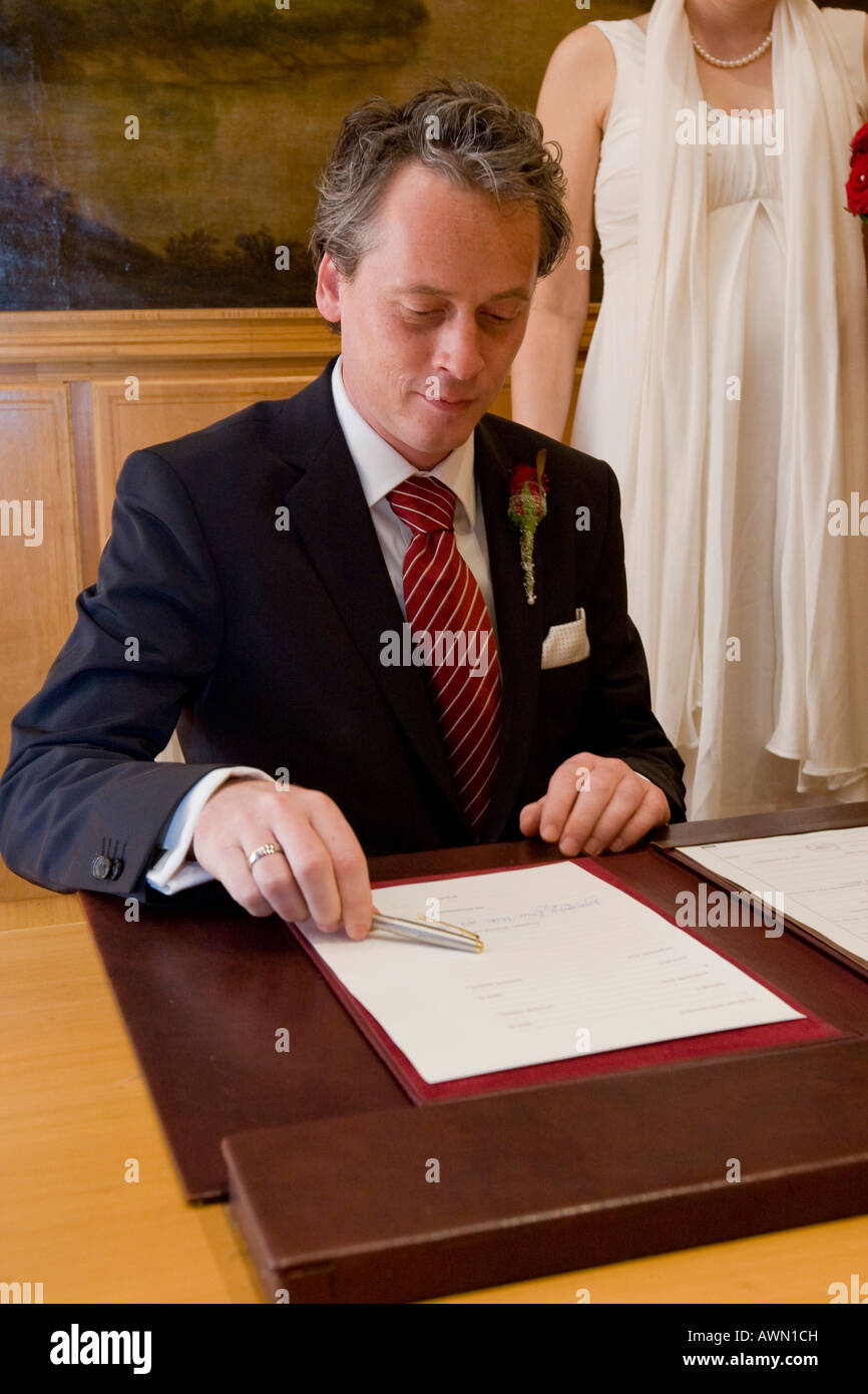 La signature du certificat de mariage marié Banque D'Images