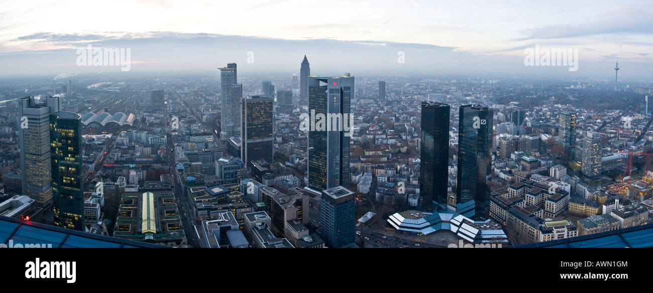 Skyline Panorama tourné, avec la Deutsche Bank, Sparkasse-- Convention et Tours, la gare ferroviaire centrale, Francfort, la Hesse, Banque D'Images