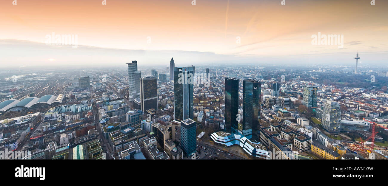 Skyline Panorama tourné, avec la Sparkasse- et de la Convention de Tours et de la gare ferroviaire centrale, coucher de soleil à l'aide d'appareil photo f augmentée Banque D'Images