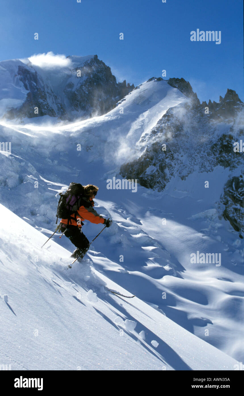 Jeune femme expert skieur près de Mont Blanc à Chamonix, France Banque D'Images