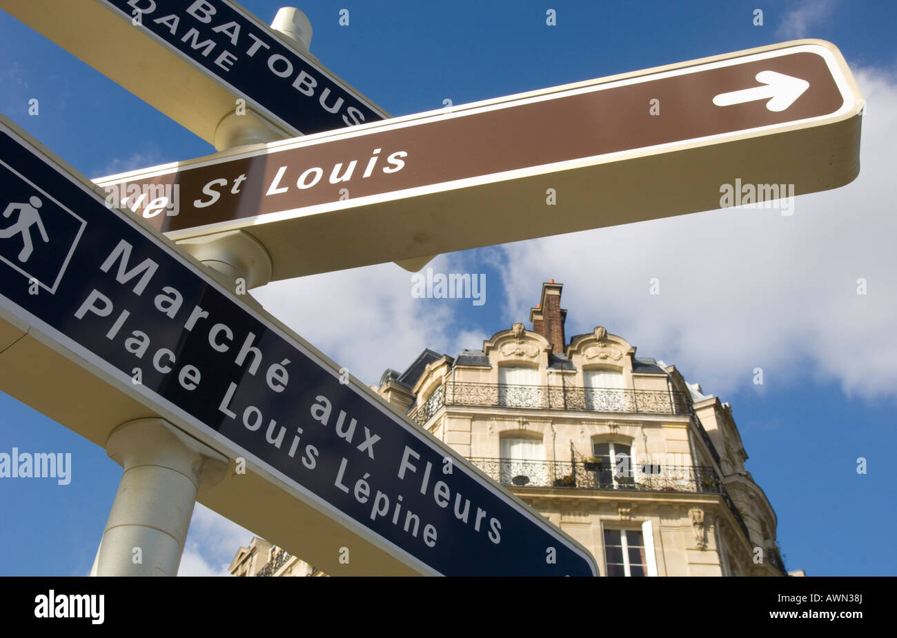 France Paris 4 Notre Dame Street sign pour marcher aux fleurs et de l'Ile Saint Louis avec logement typique dans bckgd bâtiment Banque D'Images