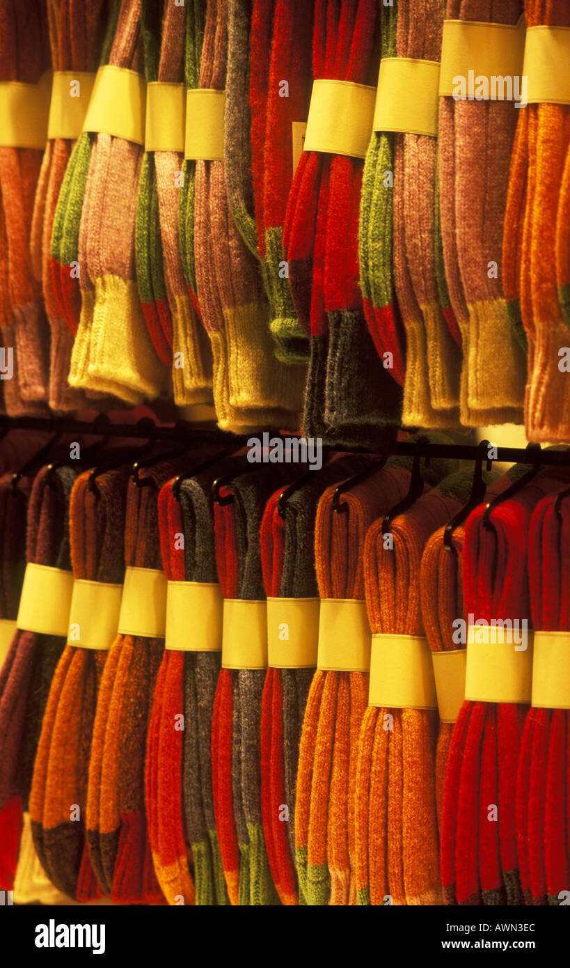 Chaussettes colorées suspendu dans une vitrine Banque D'Images