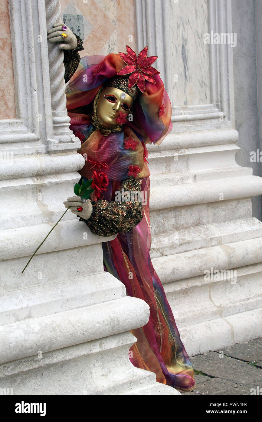 Personne vêtue d'un costume et un masque pendant le Carnaval de Venise, Italie, Europe Banque D'Images