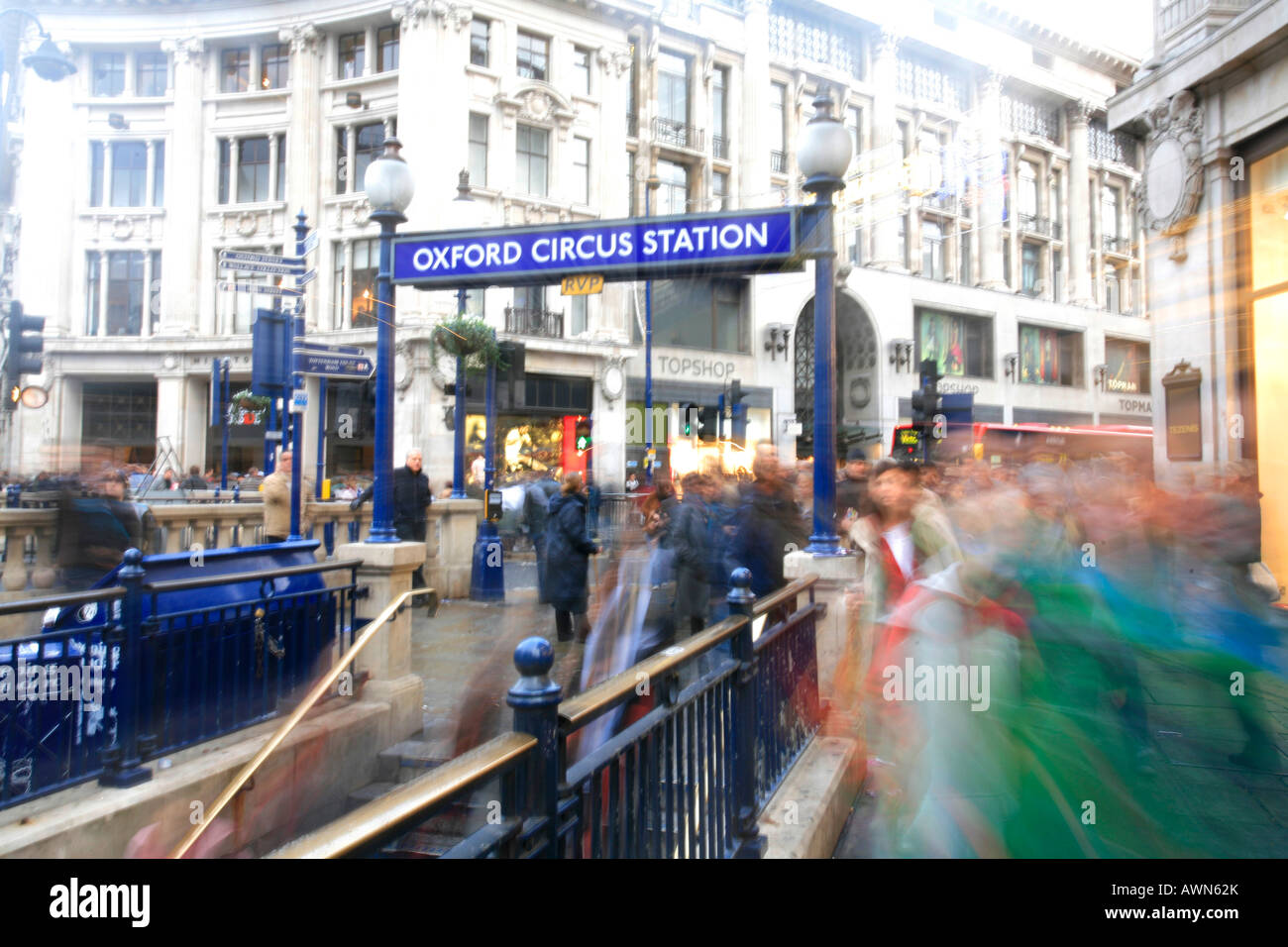 En mouvement : les gens se dépêchant sur Oxford Circus lors des achats de Noël, Londres, UK Banque D'Images