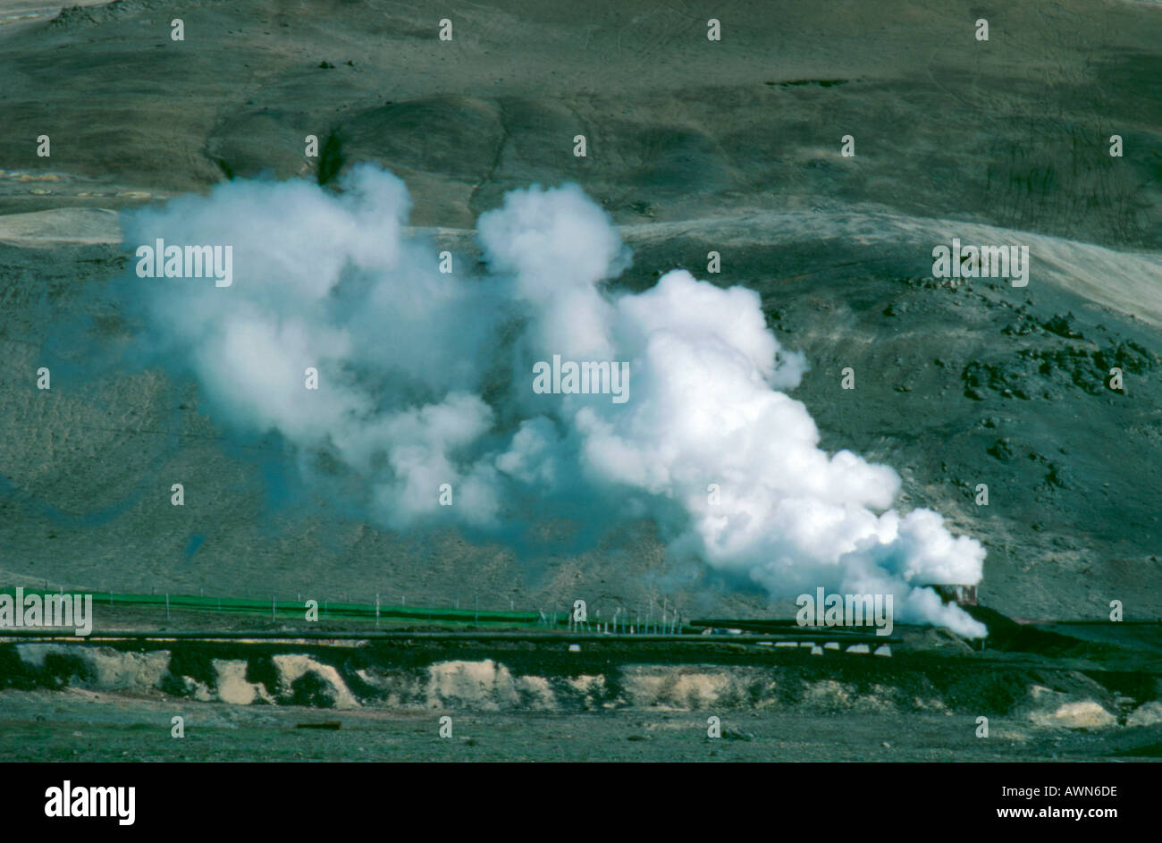 L'émission de vapeur d'un trou près de la station d'énergie géothermique à Krafla, près de 73320, l'Islande. Banque D'Images