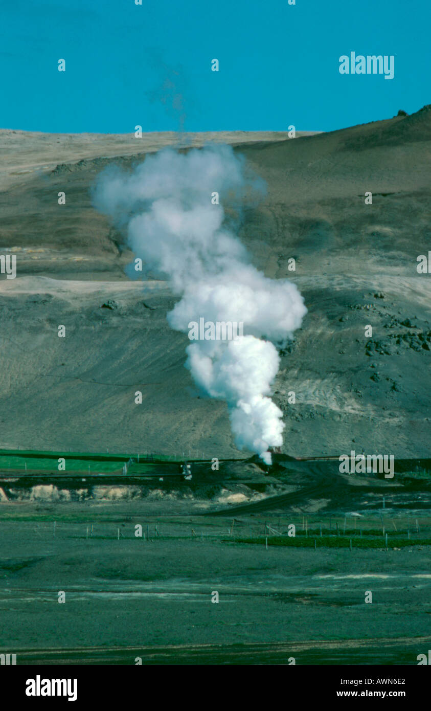 L'émission de vapeur d'un trou près de la station d'énergie géothermique à Krafla, près de 73320, l'Islande. Banque D'Images
