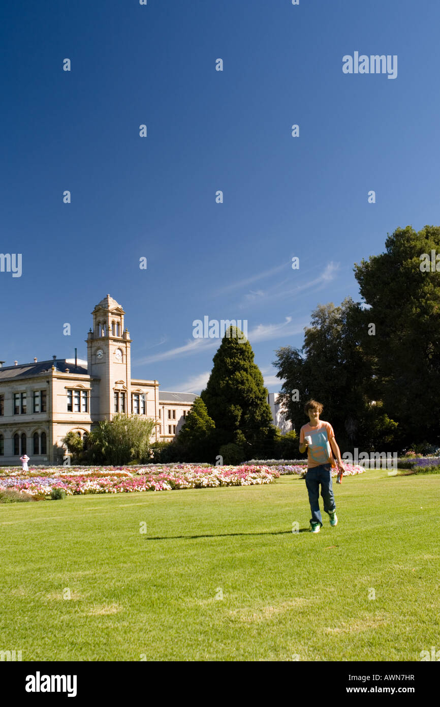 Un garçon de café amène à une vaste pelouse et jardins, photographié à Werribee à Melbourne, mars 2008. Banque D'Images
