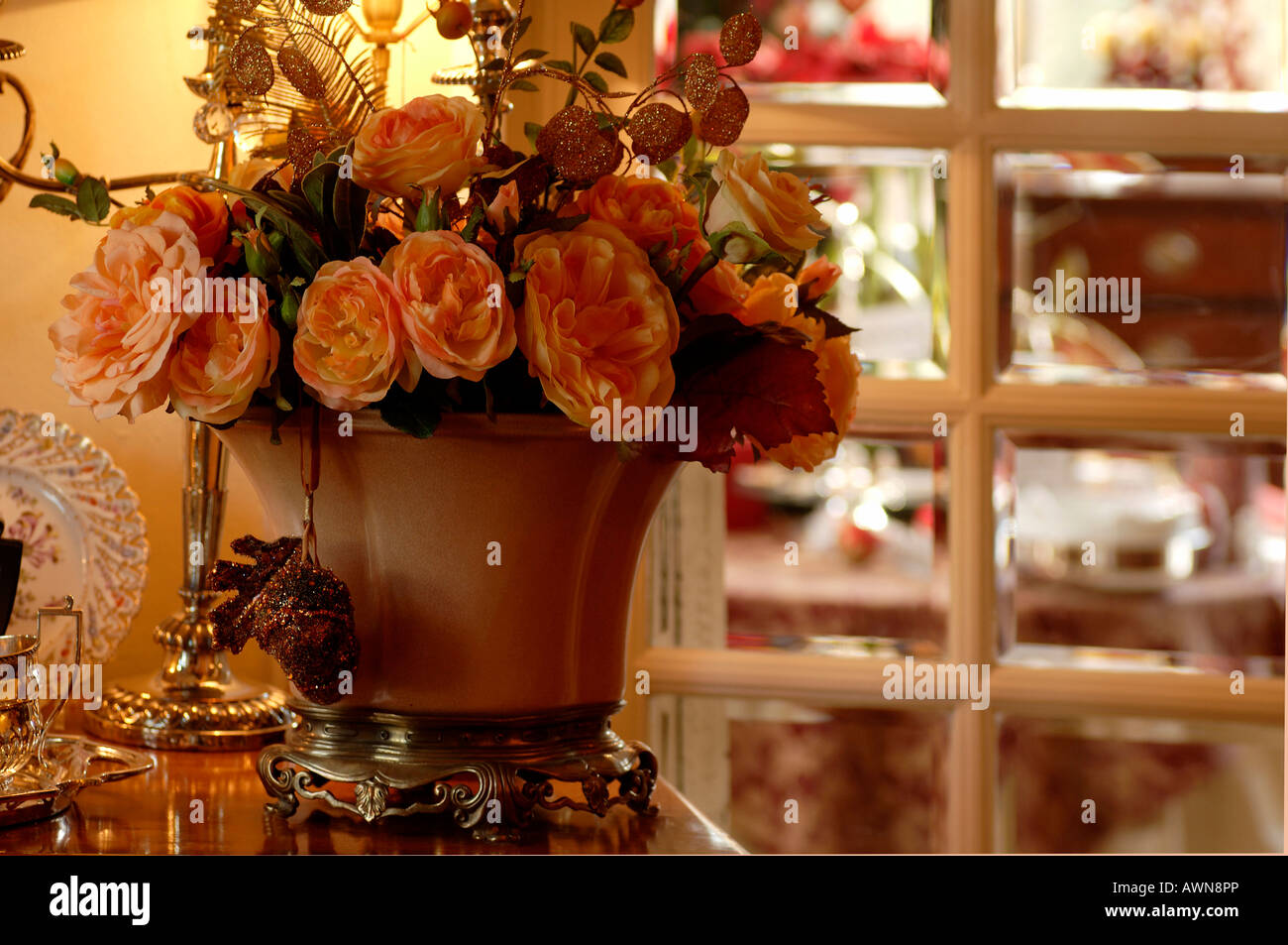 Roses artificielles dans un vase devant une porte en verre à Nuremberg, Franconia, Bavaria, Germany, Europe Banque D'Images