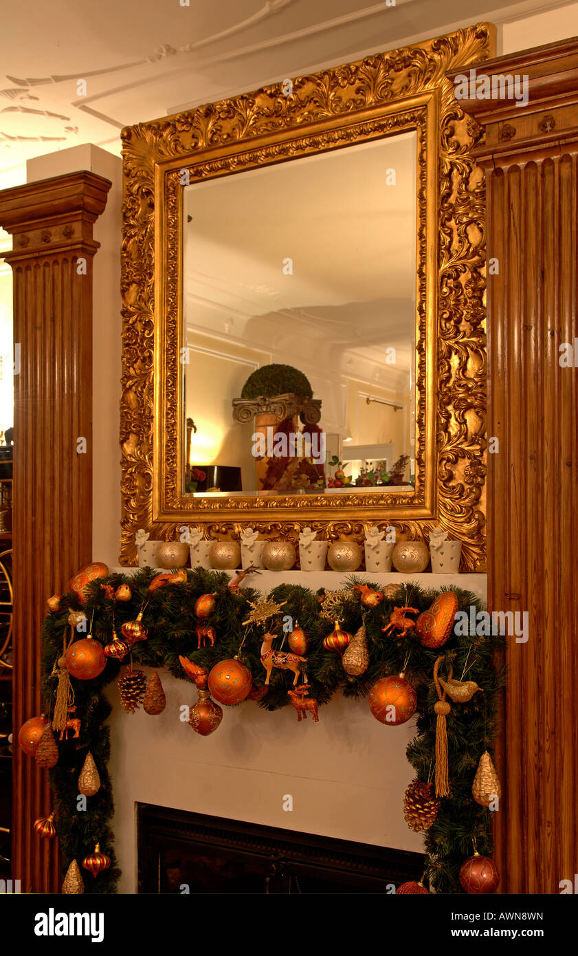 Décorations de Noël sur la cheminée, miroir au cadre d'or Photo Stock -  Alamy