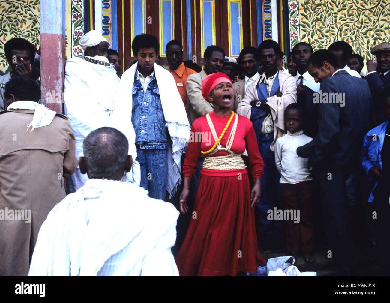 Robe rouge femme prêtre prêche sur la fête des Epiiphany l'Ethiopie Banque D'Images