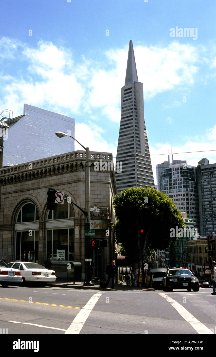 Scène de rue y compris la Trans America Building San Francisco USA Banque D'Images