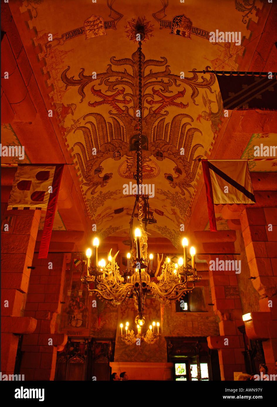 Plafond, lustre et bannières dans la salle des chevaliers au château du Haut-Knigsbourg forteresse, Alsace, France, Europe Banque D'Images