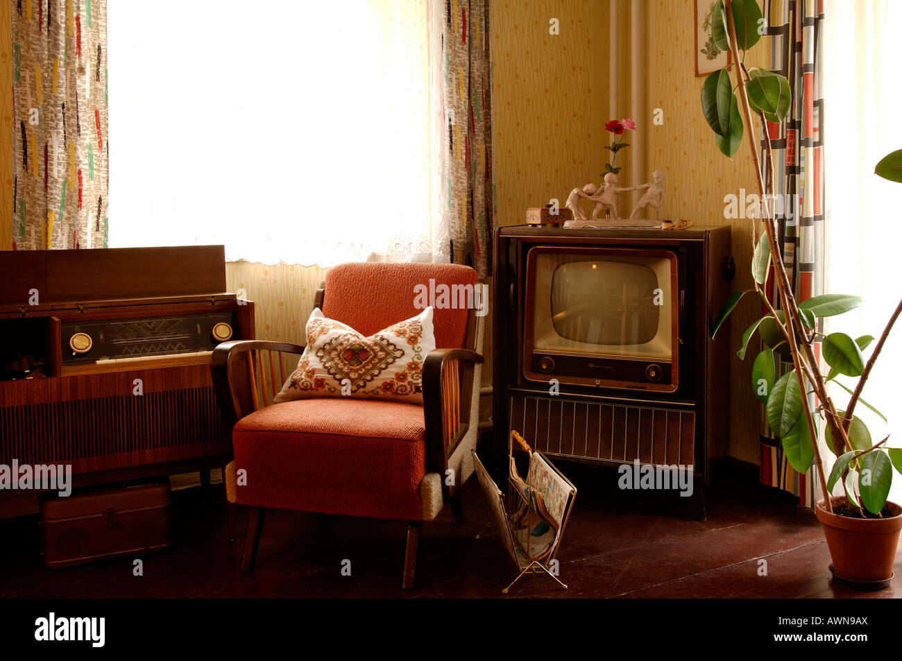 Années 1950, salon avec télévision, radio et d'un fauteuil, gunzenhausen, Middle Franconia, Bavaria, Germany, Europe Banque D'Images Années 1950, salon avec télévision, radio et d'un fauteuil, gunzenhausen, Middle Franconia, Bavaria, Germany, Europe Banque D'Images