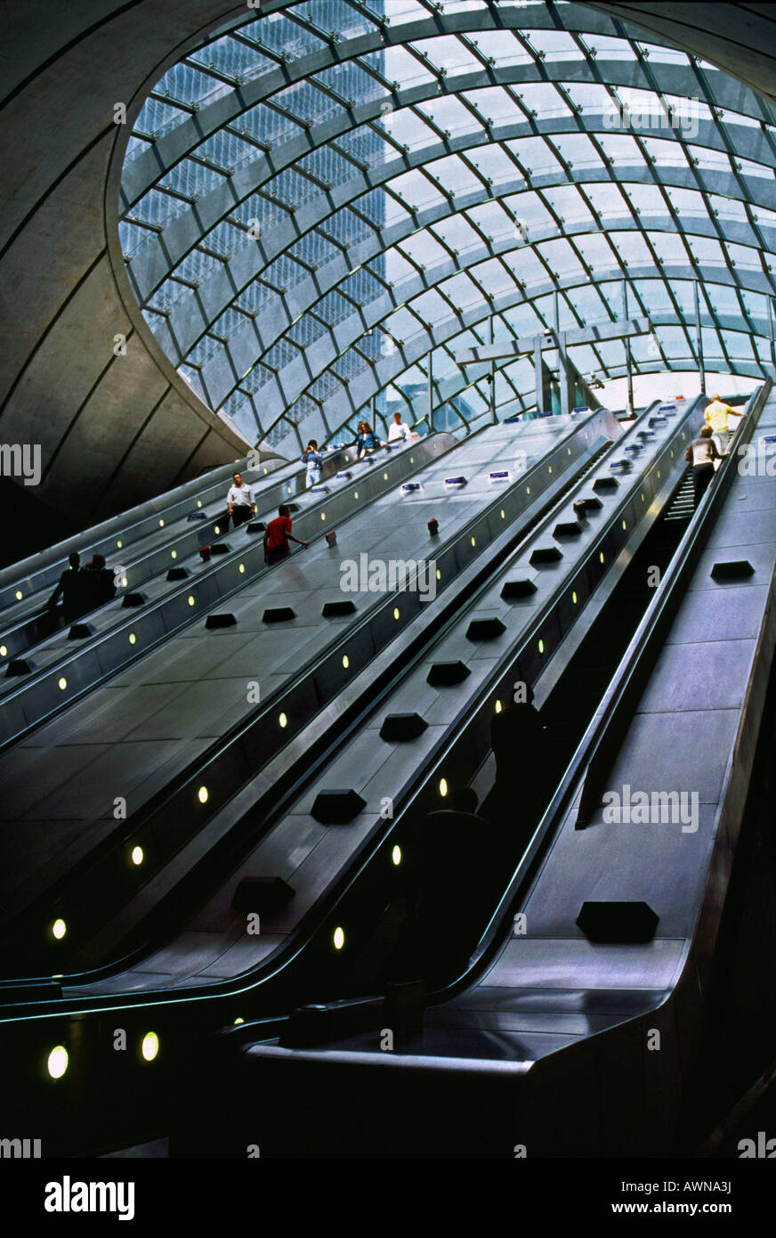 La station de métro Canary Wharf sur l'Escalator Banque D'Images