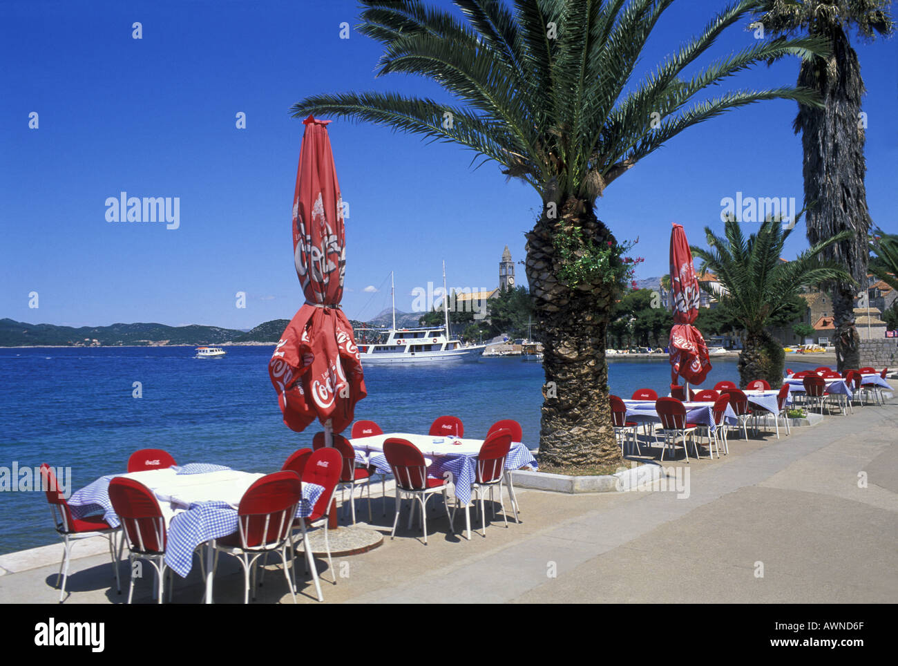 Restaurant en bord de mer par un jour de vent traversier à Harbour Station d'distance en mer Adriatique Dalmatie Croatie Lopud Banque D'Images