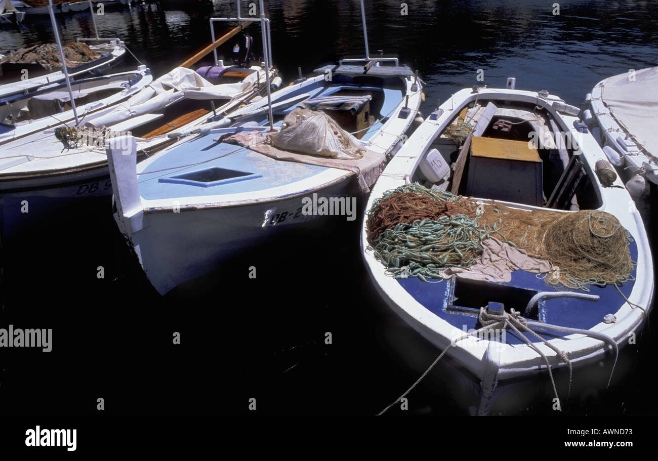 Les bateaux de pêche amarrés dans le port de l'île de Lopud, Croatie Dalmatie Élaphites Mer Adriatique Banque D'Images