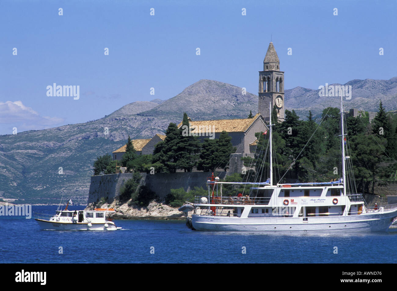 Bateau arrivant à l'île de Lopud St Mary s'Église en arrière-plan l'Île Elaphites Dalmatie Croatie Mer Adriatique Banque D'Images