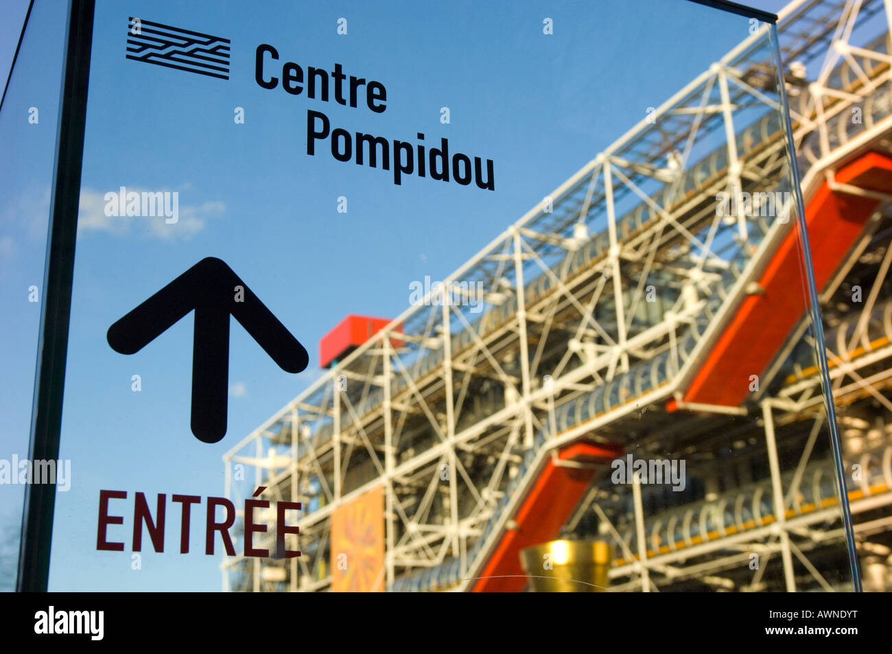 France Paris 4 Centre Pompidou vue sur le bâtiment à travers le verre sign Banque D'Images