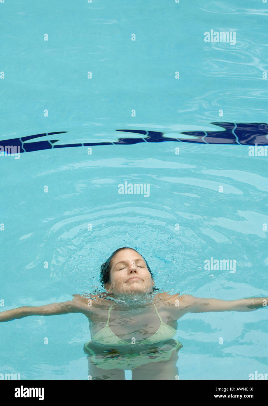 Femme sortant de l'eau, dans la piscine Banque D'Images