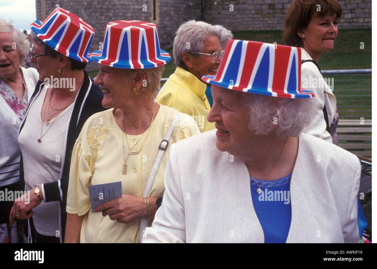 Mariage Royal, Sophie Rhys -Jones et Prince Edwards Windsor 1999 Années 90  femmes portant des chapeaux pour drapeau anglais UK HOMER SYKES Photo Stock  - Alamy