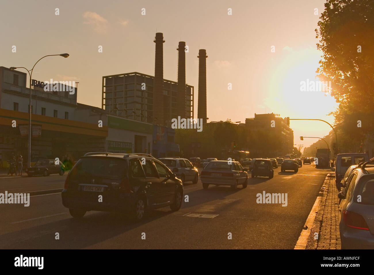 Barcelone Espagne Les Tres Xemeneies de Fecsa Avinguda del Paral lel Banque D'Images